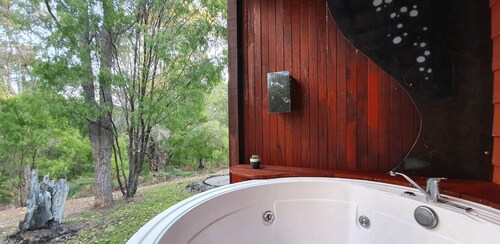 2 Bed Cottage - Pet Free Adults Exclusive Retreat - Self contained 2 Bedroom Cottage 1 King and 1 Queen