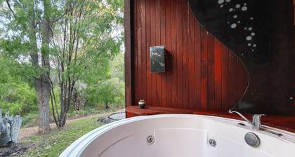 2 Bed Cottage - Pet Free Adults Exclusive Retreat - Self contained 2 Bedroom Cottage 1 King and 1 Queen