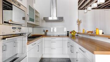 Kühlschrank, Mikrowelle, Ofen, Geschirrspüler