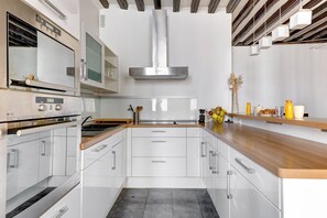 Jääkaappi, mikroaaltouuni, uuni, astianpesukone