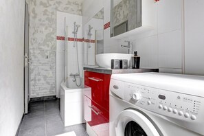 Douche, séchoir à cheveux, serviettes fournies