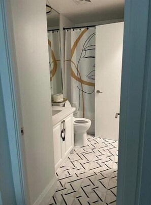 淋浴设施、吹风机、毛巾、肥皂