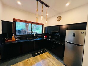 冷蔵庫、電子レンジ、オーブン、コンロ