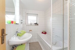 SĂšche-cheveux, serviettes fournies, savon, papier toilette