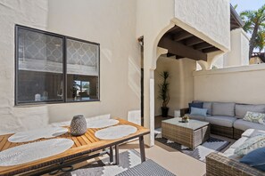 Outdoor dining - Carlsbad's Hidden Escape - 30 Night Minimum (Carlsbad)