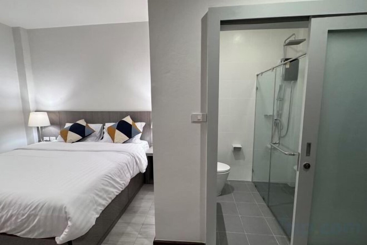 Desk, WiFi (free), bed sheets