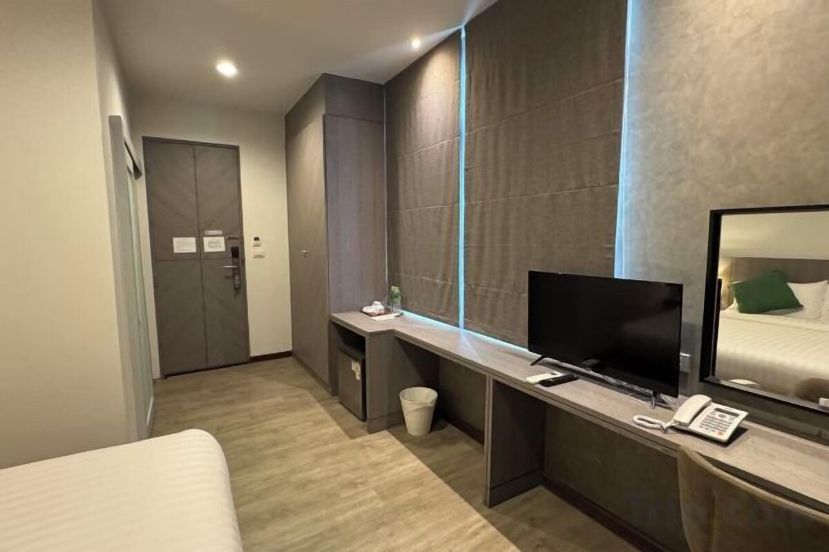 Desk, WiFi (free), bed sheets
