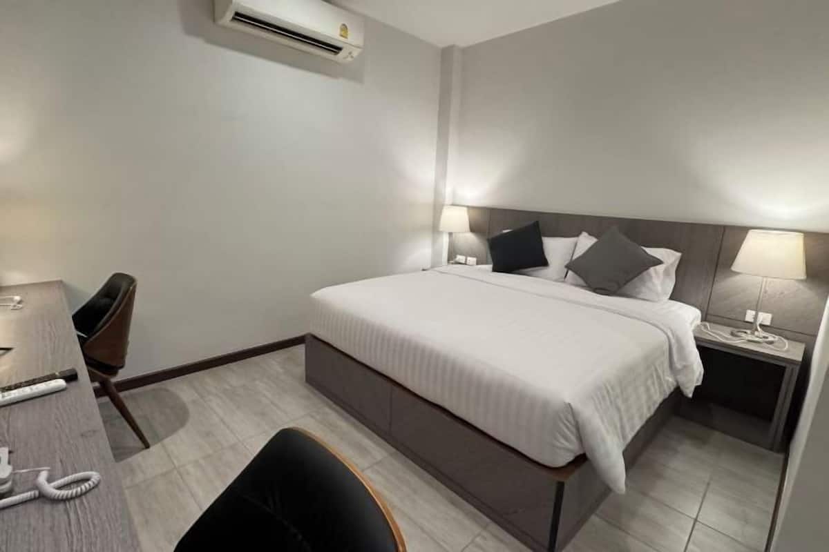 Desk, WiFi (free), bed sheets