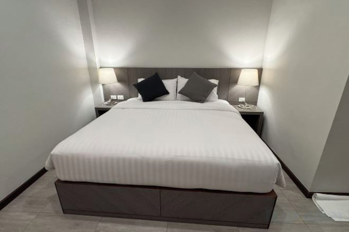 Desk, WiFi (free), bed sheets