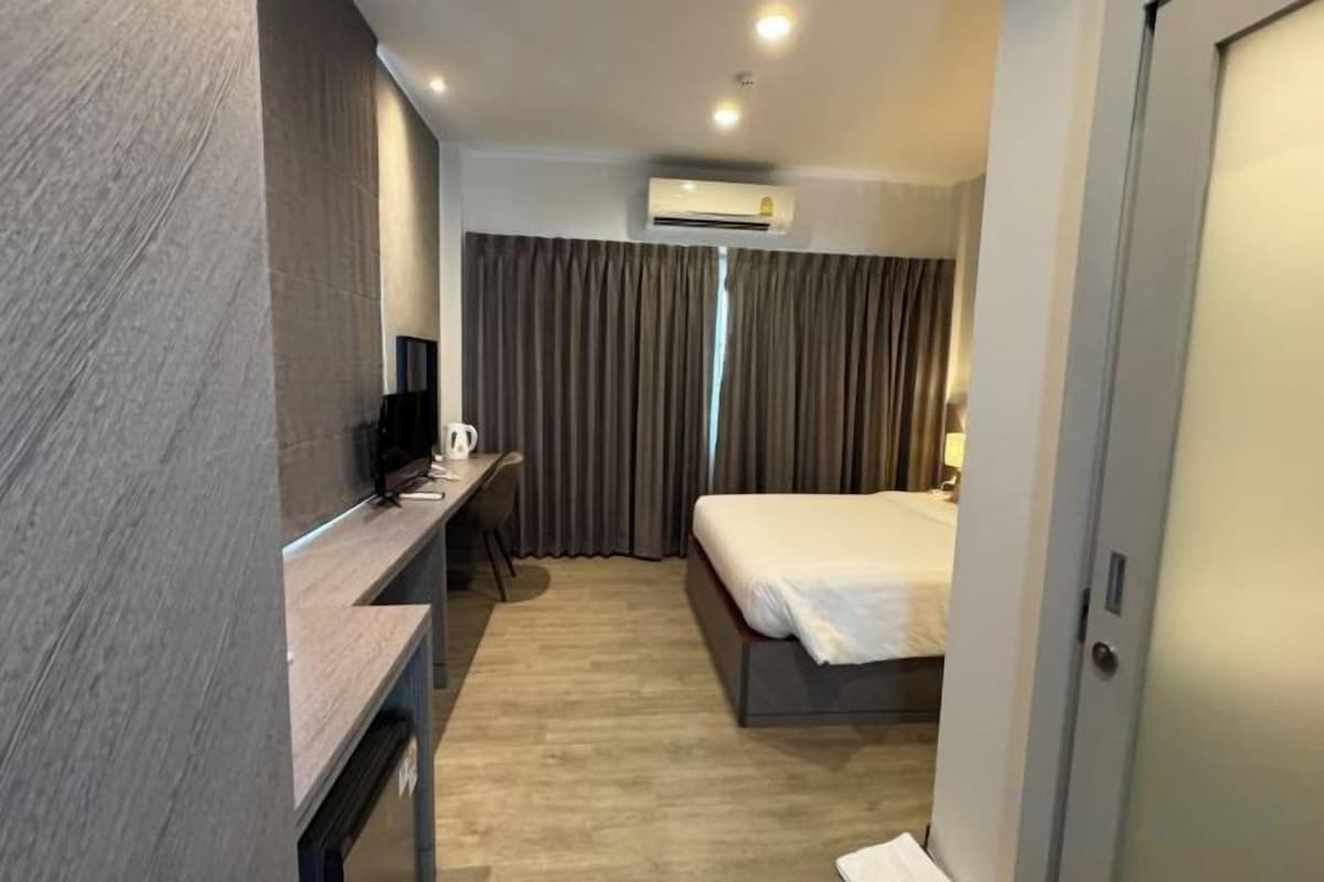 Desk, WiFi (free), bed sheets