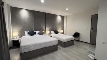 Escritorio, wifi gratis y ropa de cama