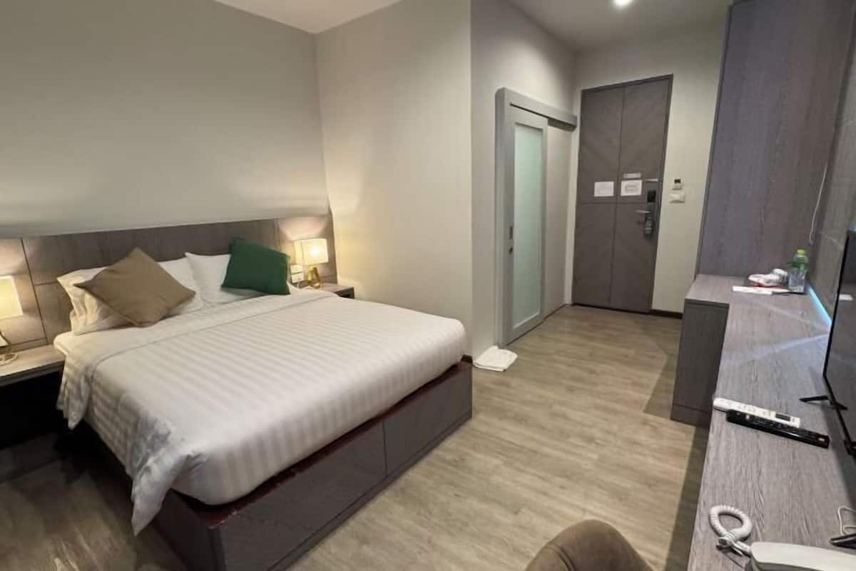 Desk, WiFi (free), bed sheets