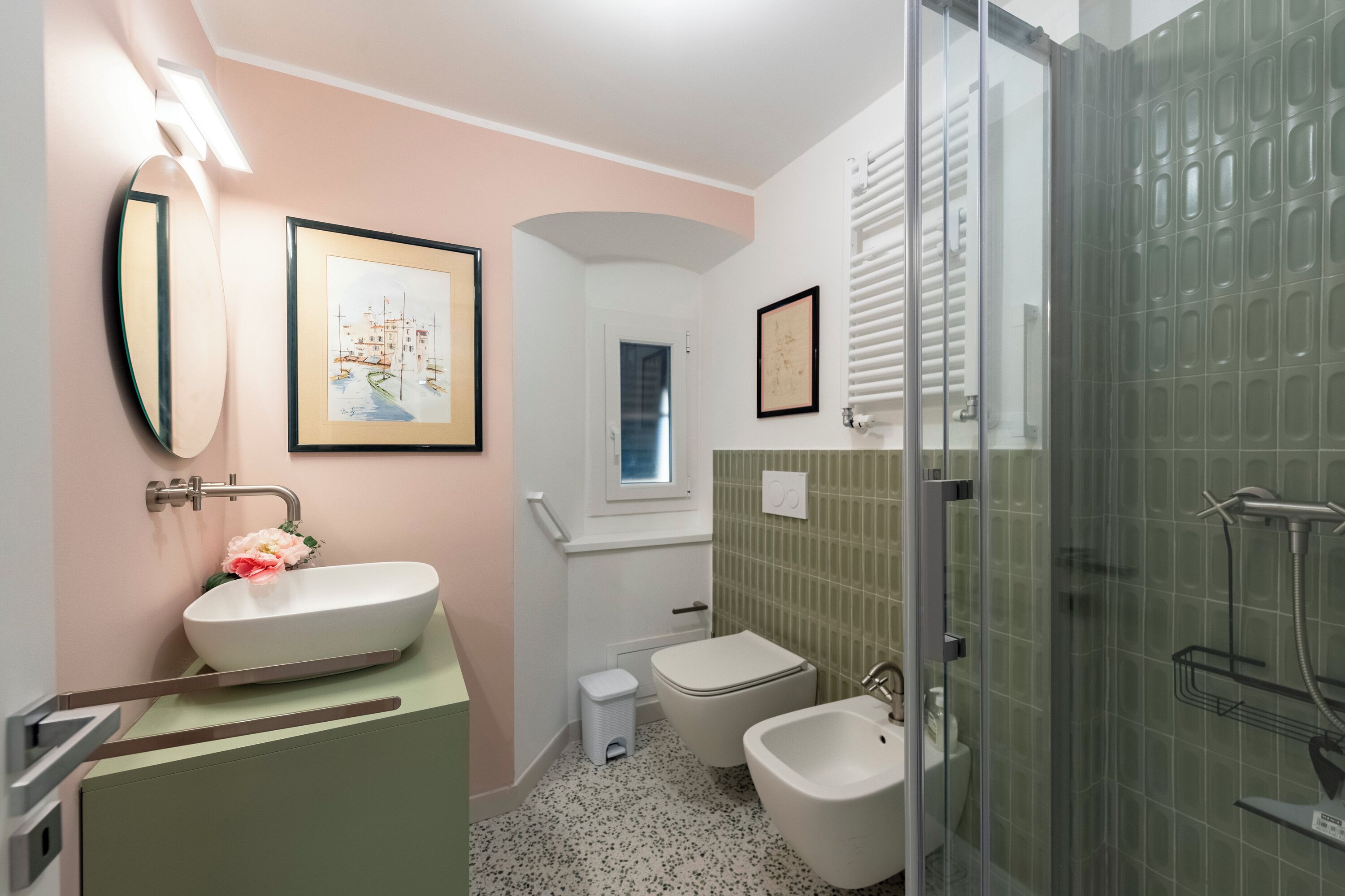 Ein modernes Badezimmer mit einer freistehenden Badewanne, einem großen Spiegel und einer Duschkabine.