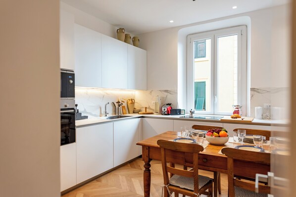 Familielejlighed - 2 soveværelser - 2 badeværelser (Castelletto House Genova City Center) | Privat køkken | Køleskab, mikrobølgeovn, ovn, kogeplade