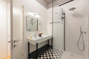 Family Apartment, 2 Bedrooms, 2 Bathrooms (Castelletto House Genova City Center) | Bathroom | Shower, hair dryer, bidet, towels