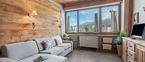 蜜月開放式客房, 山景 (Studio Charming Sportinia) | 起居區 | 21-吋智慧型電視,提供有線頻道