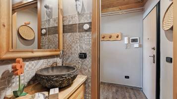 Estudi nupcial, vistes a la muntanya (Studio Charming Sportinia) | Bany | Combinació de dutxa i banyera, assecador de cabells, bidet i tovalloles