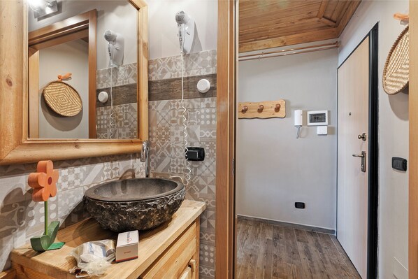 Honeymoon studio, uitzicht op bergen (Studio Charming Sportinia) | Badkamer | Een bad/douchecombinatie, een haardroger, een bidet, handdoeken