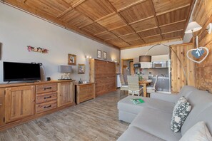 Honeymoon Studio, Mountain View (Studio Charming Sportinia) | Living area | 21-inch Smart TV with cable channels - Studio Charming Sportinia (Sauze d'Oulx)