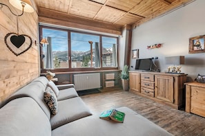 Honeymoon Studio, Mountain View (Studio Charming Sportinia) | Living area | 21-inch Smart TV with cable channels