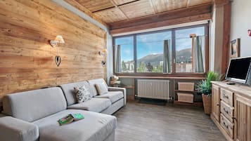 Honeymoon Studio, Mountain View (Studio Charming Sportinia) | Living area | 21-inch Smart TV with cable channels