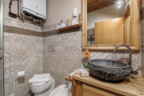 Kombination af bruser/badekar, hårtørrer, bidet, håndklæder