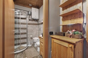 Honeymoon Studio, Mountain View (Studio Charming Sportinia) | Bathroom | Combined shower/tub, hair dryer, bidet, towels - Studio Charming Sportinia (Sauze d'Oulx)