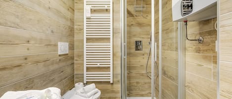 Standard Apartment, Multiple Bedrooms (Appartamento la Cerbiatta) | Bathroom | Shower, hair dryer, bidet, towels