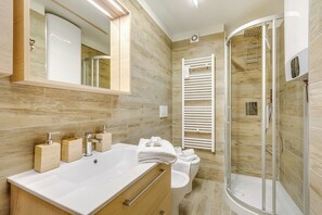 Standard apartman, 1 hálószobával (Appartamento la Cerbiatta) | Fürdőszoba | Zuhanyzó, hajszárító, bidé és törölközők