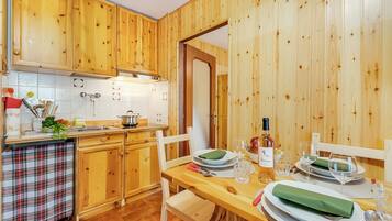 スタンダード アパートメント 1 ベッドルーム (Appartamento la Cerbiatta) | 専用簡易キッチン | 冷蔵庫、コンロ、コーヒー / ティーメーカー、調理器具と食器