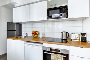 Réfrigérateur, micro-ondes, four, cafetière/bouilloire