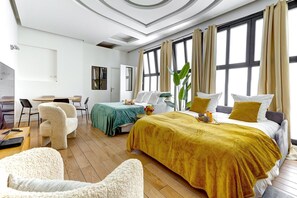3 quartos, acesso à internet, roupa de cama