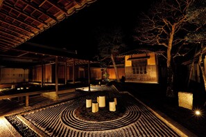 施設の正面 (日没後)