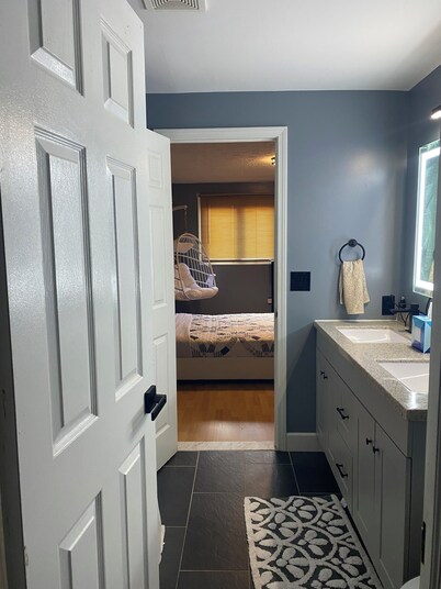  Luxe 2BR 1/12 BA Condo close to UR, RIT & Strong.