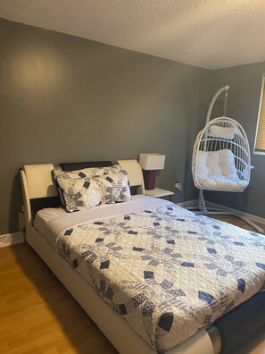 3 bedrooms, iron/ironing board, travel cot, free WiFi -  Luxe 2BR 1/12 BA Condo close to UR, RIT & Strong. (Rochester)