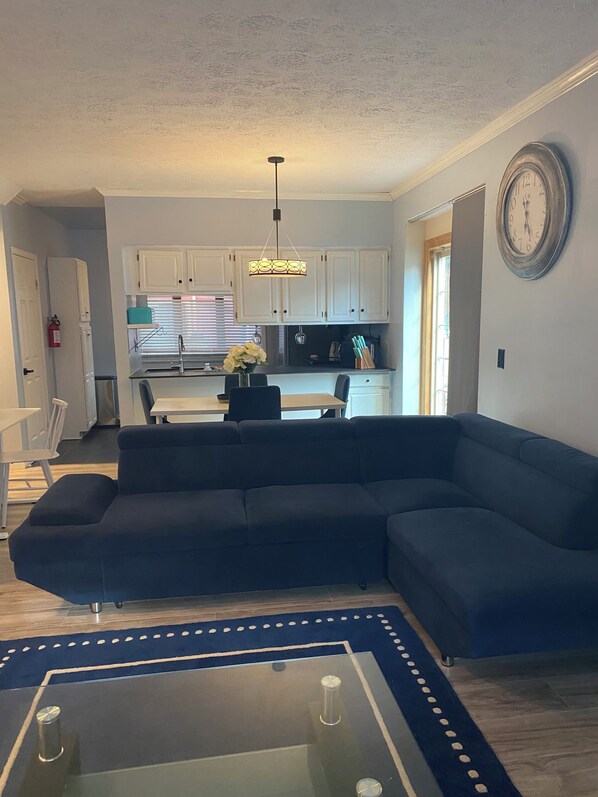 Smart-TV, Kamin, Bücher