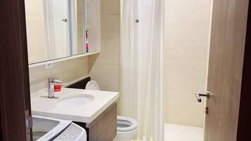 Ducha, toallas, jabón, papel higiénico