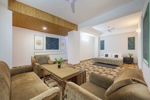 Family Suites With Balcony + Kitchentte | Nappalirész