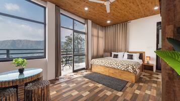 Desk, laptop workspace, iron/ironing board, free WiFi