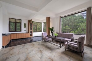 Living area - The Chalet Homestay (Kasauli)