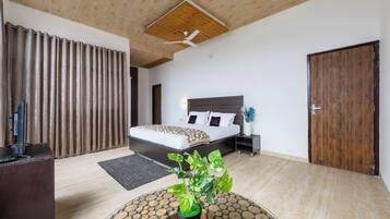 Superior-Zimmer, Balkon, Bergblick | Schreibtisch, laptopgeeigneter Arbeitsplatz, Bügeleisen/Bügelbrett