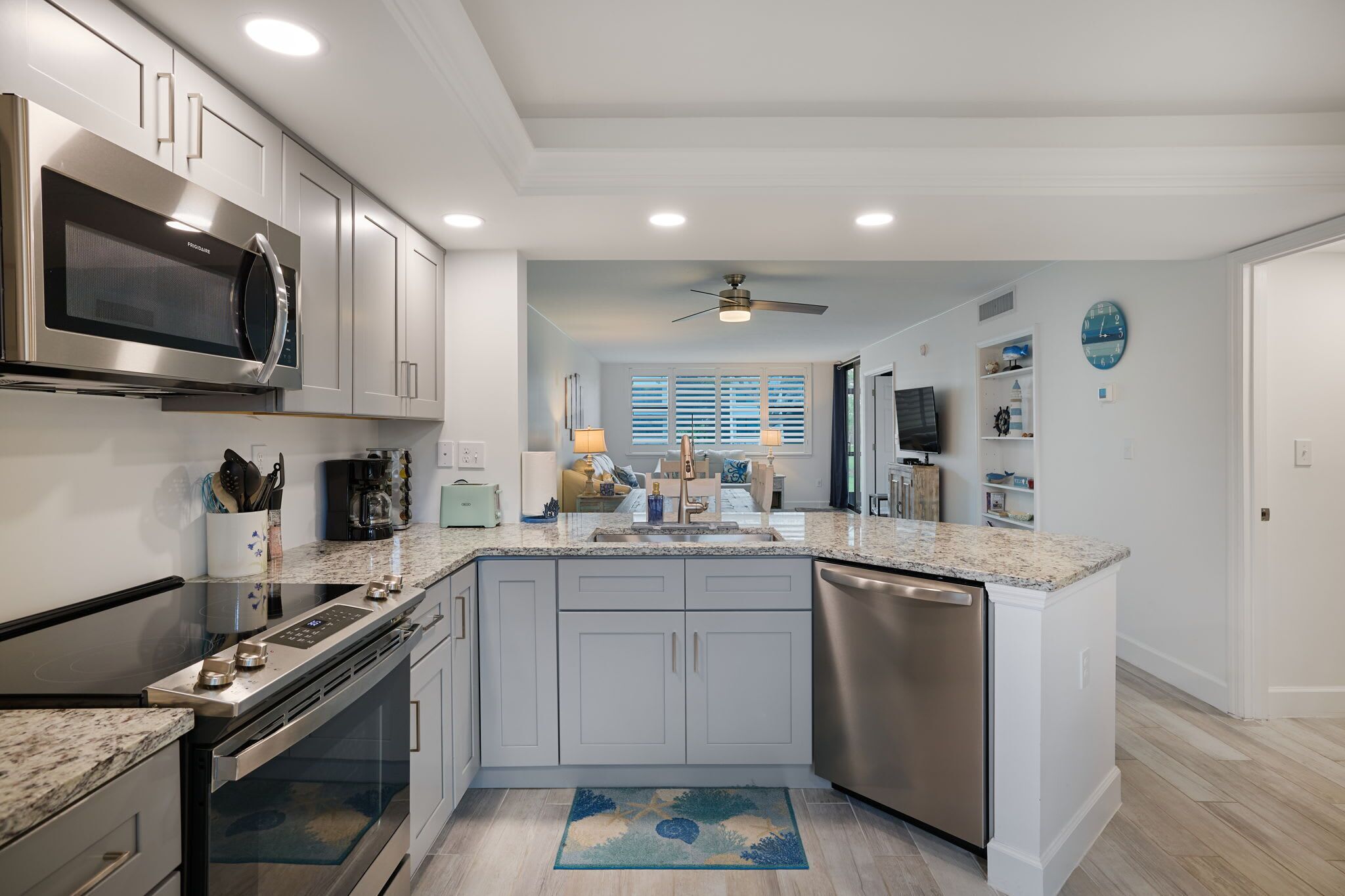 Frigorifero, microonde, forno, piano cottura