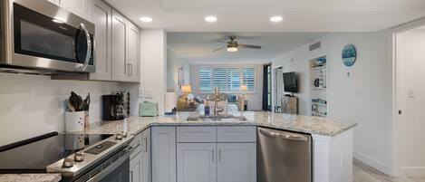 ثلاجة، ميكروويف، فرن، موقد طهي مسطح