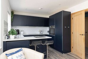 Jääkaappi, mikroaaltouuni, uuni, liesi