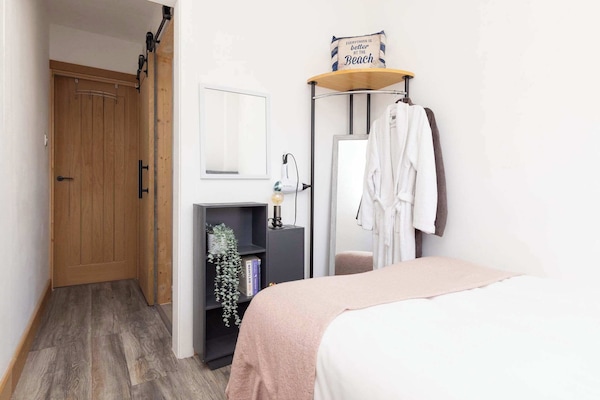 2 habitaciones, tabla de planchar con plancha, wifi y ropa de cama