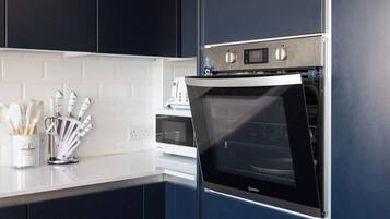 Coffee/tea maker, fridge, microwave, oven