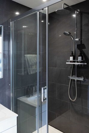 Douche, serviettes fournies