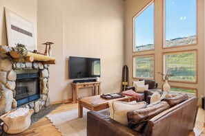 Televisión, chimenea y oficina