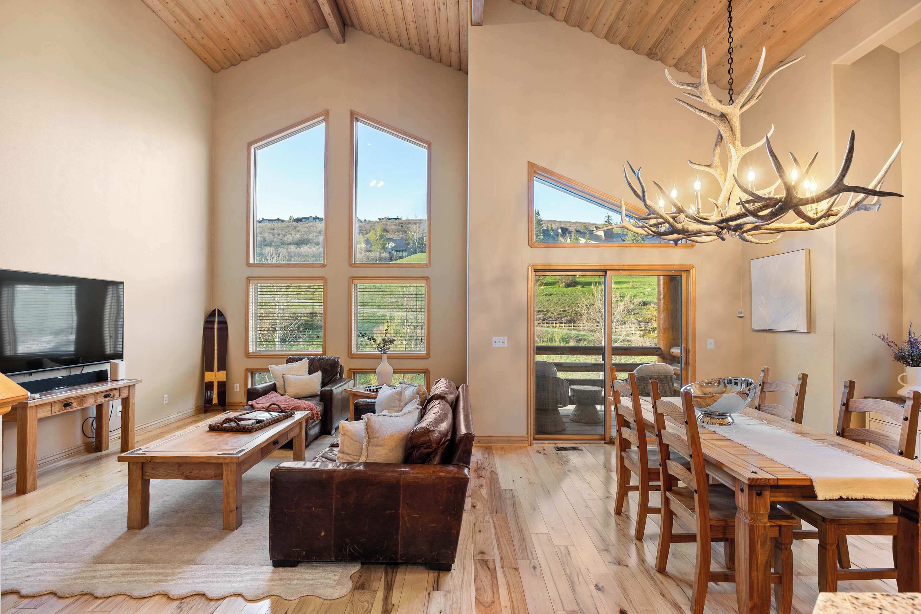 تلفزيون، مدفأة، مكتب