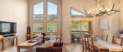 Televisie, een open haard en een kantoor